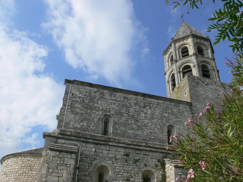 L'église romane Saint-Michel de La Garde-Adhémar et son clocher octogonal, derrière un laurier-rose en fleur