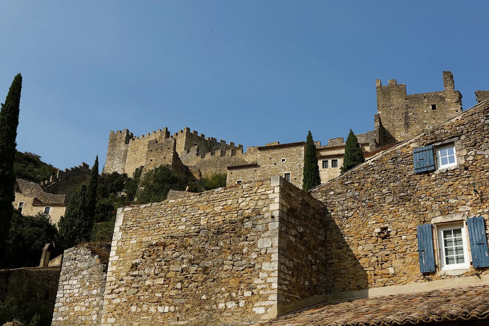 Le château féodal de Saint-Montan et ses remparts crénelés, au-dessus des maisons de pierre du village