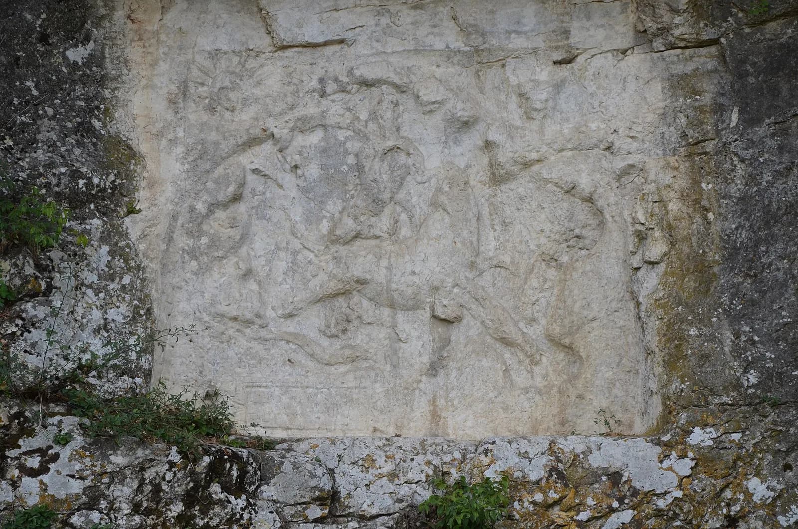 Le bas-relief de Mithra sculpté dans la paroi calcaire du vallon de Tourne, avec le dieu sacrifiant le taureau