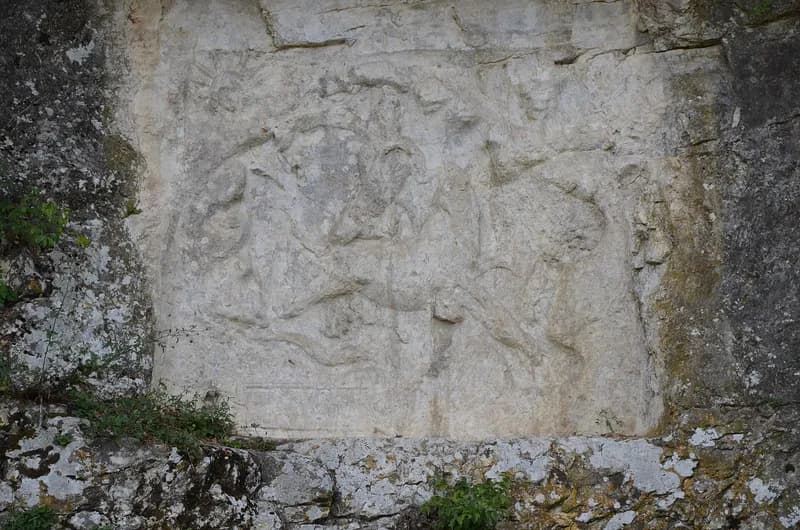Le bas-relief de Mithra sculpté dans la paroi calcaire du vallon de Tourne, avec le dieu sacrifiant le taureau