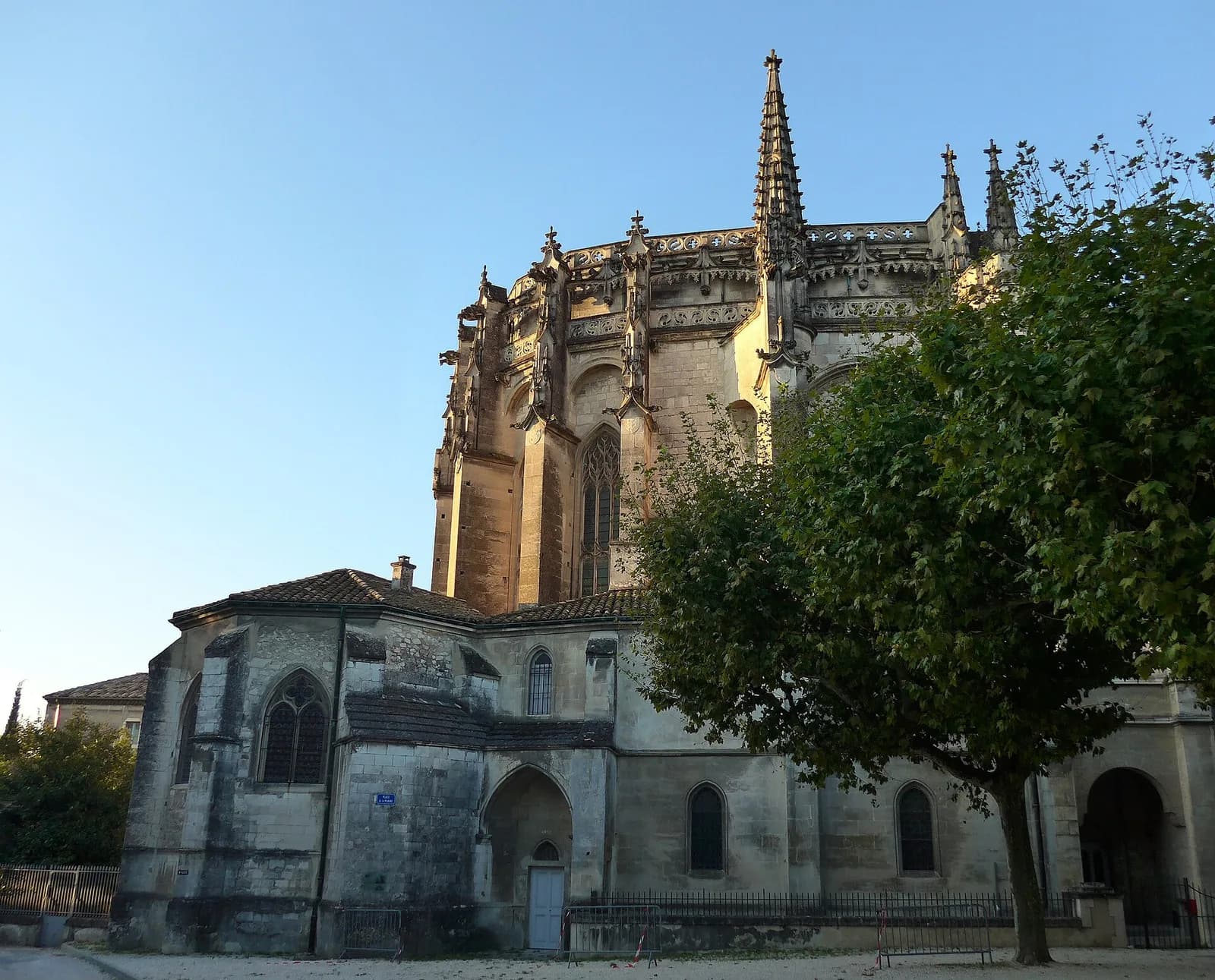 Le chevet gothique flamboyant de la cathédrale Saint-Vincent de Viviers, éclairé par le soleil levant